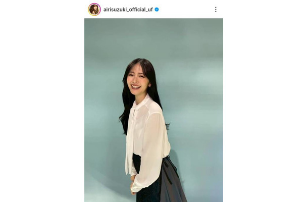 鈴木愛理、主演ドラマ『推し上司』ニコニコ笑顔のオフSHOTに「最高！」「かわいすぎる」の声