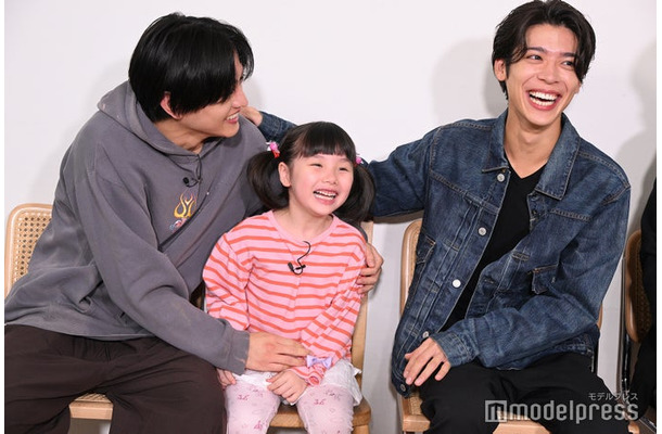 挨拶で噛んでしまい、棚橋乃望ちゃん(中央)に抱きつく猪俣周杜(左)、フォローする松島聡(右)(C)モデルプレス