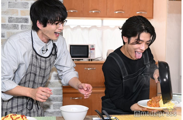 白洲迅&松島聡、即興でオムライス作り(C)モデルプレス
