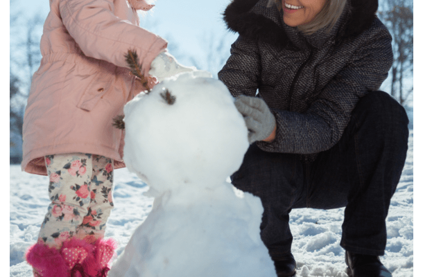 里帰り出産中の私…雪国で娘が祖母と遊ぶと→まさかの“雪だるま”に「ほっこり」