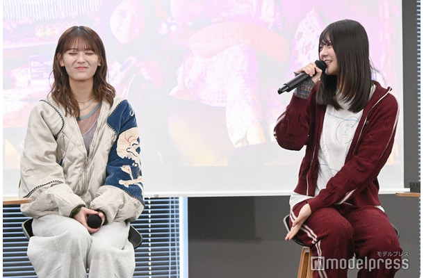 記者会見に出席した岩本蓮加、冨里奈央（C）モデルプレス