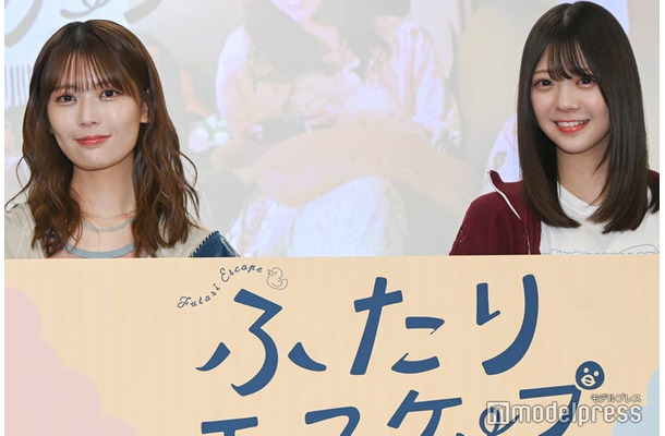 記者会見に出席した岩本蓮加、冨里奈央（C）モデルプレス