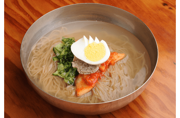韓国の冷麺屋で…食事を注文すると「えっ！」→困惑した”お箸の収納場所”とは！？