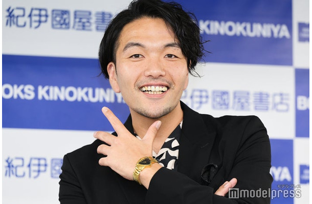 「しばけるもんならしばきたい」刊行記念囲み取材に出席した盛山晋太郎（C）モデルプレス