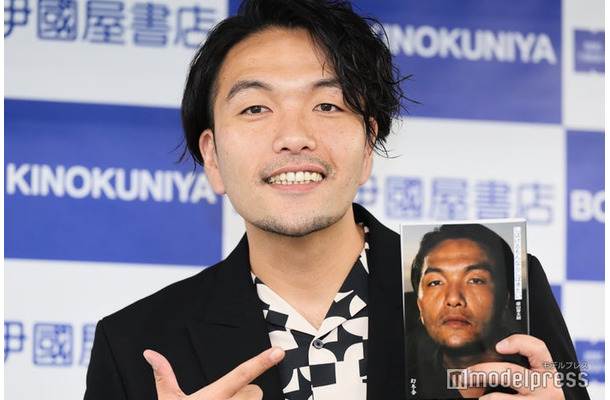 「しばけるもんならしばきたい」刊行記念囲み取材に出席した盛山晋太郎（C）モデルプレス