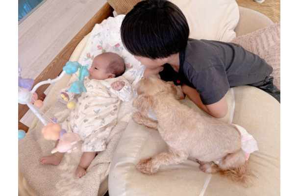 辻希美、生後1ヶ月次女に三男＆愛犬が寄り添うほっこりSHOT披露「仲良し」「可愛い」