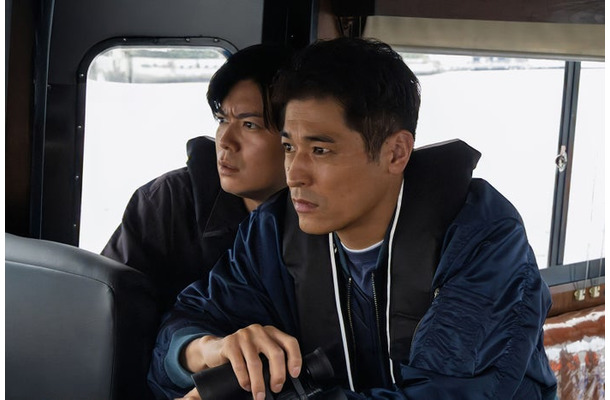 加藤シゲアキ、佐藤隆太「新東京水上警察」（C）フジテレビ