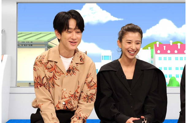 横山裕、黒島結菜（C）フジテレビ