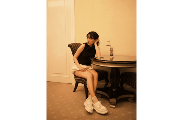 のん、二の腕＆美脚を大胆に見せた私服SHOTに反響「色気出過ぎ」「凛とした大人の女性」