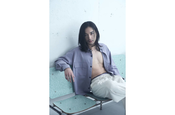 宮澤佑、引き締まった肉体がチラリ！“ありのままの存在感”で魅せた初の写真集が重版決定