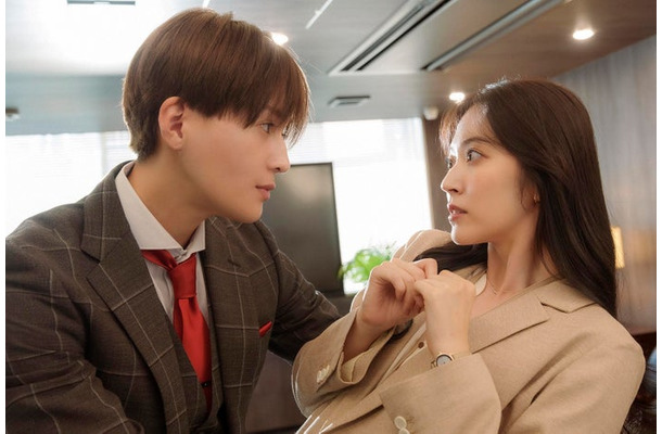 八木勇征、鈴木愛理(C)「推しが上司になりまして フルスロットル」製作委員会/第1話