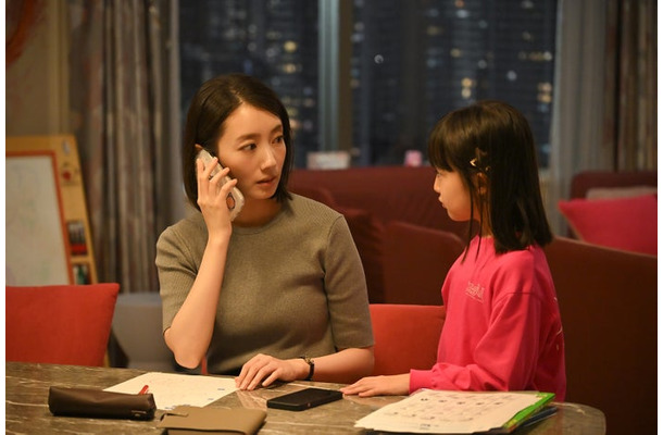 波瑠、池村碧彩「フェイクマミー」第1話（C）TBS