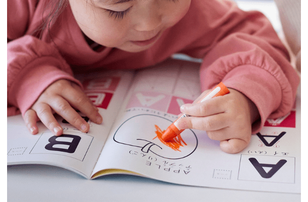 孫と仲よしな70代の祖父母 孫が描いた絵を渡すと⇒まさかの行動に「見るたびに笑顔になれるね」