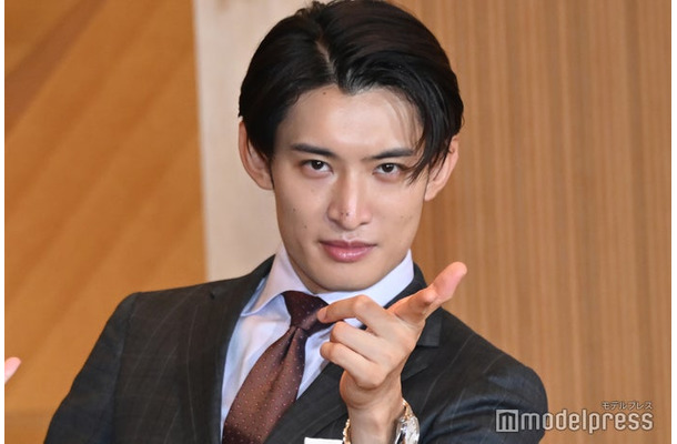 降壇ギリギリまで“ゴイゴイスー”を決めていた向井康二(C)モデルプレス