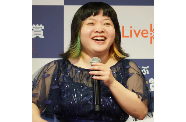 オカリナ、毛穴ケアに使用！愛用シートマスクの仕上がりにゆいPも「めっちゃ潤ってる」