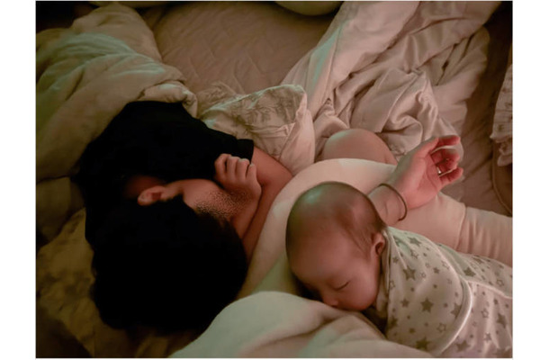 辻希美、グッスリ眠る微笑ましい兄妹SHOTを公開「無事2人寝かしつけ完了」