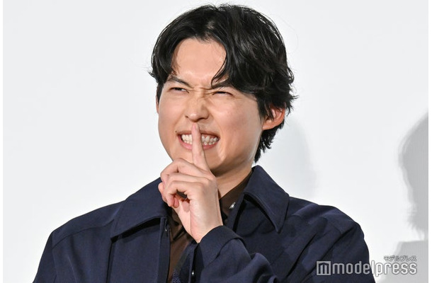 クスクス笑う観客に向かって“しーっ”のポーズをしていた松村北斗（C）モデルプレス