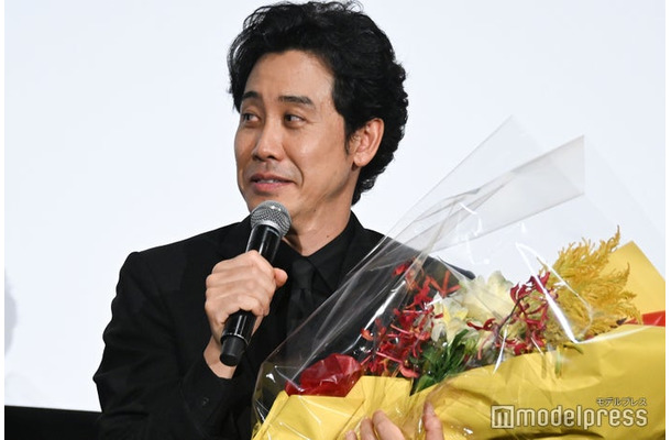 芸能生活30周年を祝福される大泉洋（C）モデルプレス