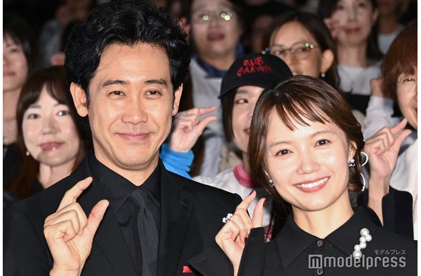 宮崎あおい（右）の可愛さを熱弁する大泉洋（左）（C）モデルプレス