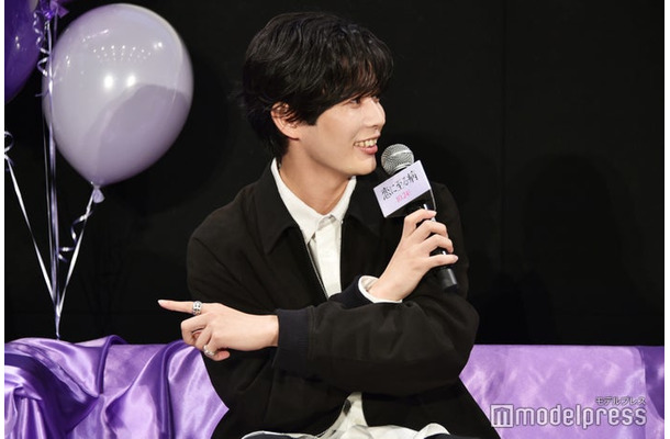 悩み相談をすることもされることもないので舞台袖でドキドキしていた長尾謙杜（C）モデルプレス