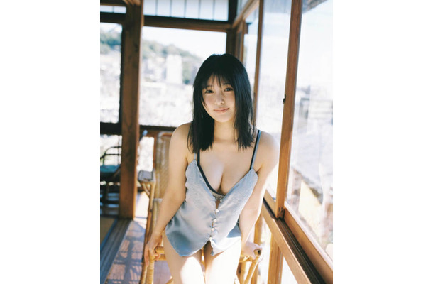 頓知気さきな、美谷間＆太ももが眩しいキャミソールSHOT披露！ナチュラルな表情で魅せる