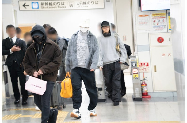 名古屋駅に到着したMrs. GREEN APPLE（独占カット）