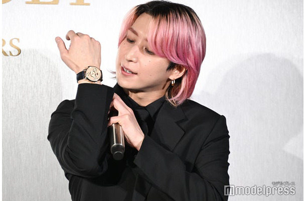 新コレクションをうっとり眺める佐久間大介（C）モデルプレス
