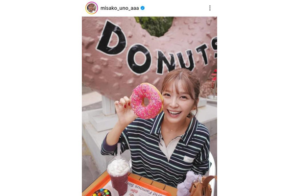 宇野実彩子、顔より大きい！？ドーナツを持った笑顔SHOTにファン悶絶「可愛さが爆発」「めっちゃ小顔」