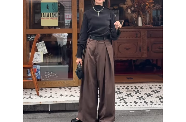 程よい光沢感が絶妙!1点投入でコーデがキマる「プリーツトップス」のリラクシーな装い【40代の毎日コーデ】