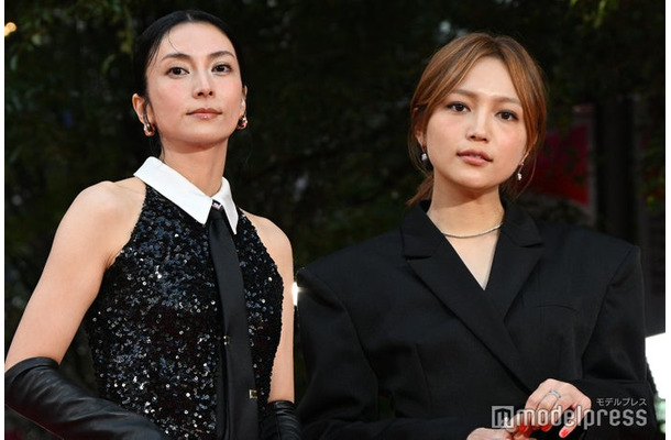 柴咲コウ、川口春奈（C）モデルプレス