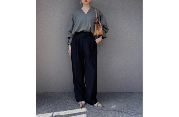 袖口プリーツが上品に映える。「こなれブラウス」が主役の洗練コーデ【40代の毎日コーデ】