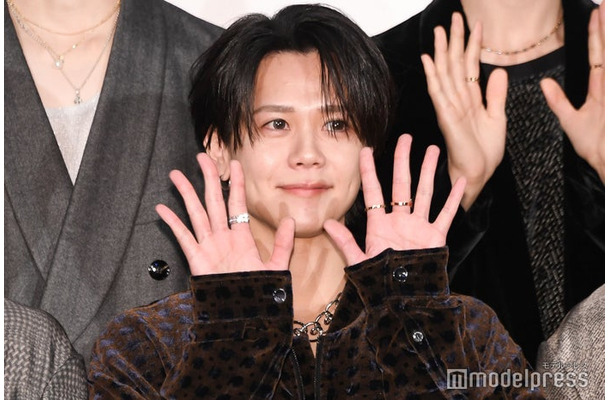 手を振る藤牧京介（C）モデルプレス