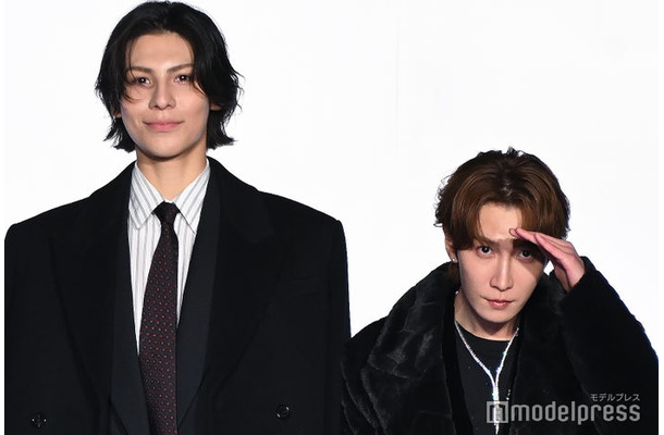 カメラを探す渡辺翔太、いち早くカメラを見つけてニコニコのラウール(C)モデルプレス