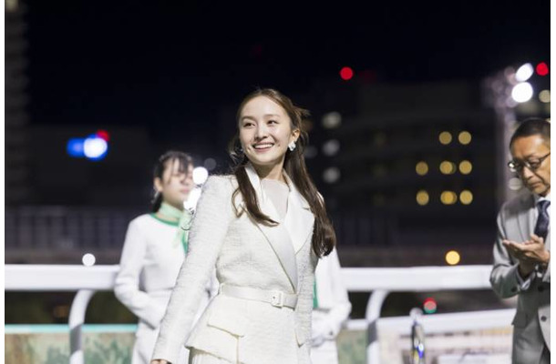 ももクロ百田夏菜子、美しい純白のドレス姿を披露!「JBC クラシック」表彰式で騎手らに花束を贈呈
