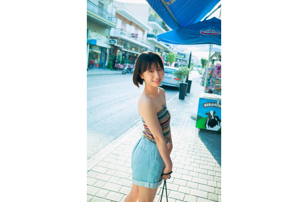 藤崎ゆみあ、美肩&デコルテ際立つヘルシー肌見せSHOT披露!“美少女感”あふれるカットにドキドキ