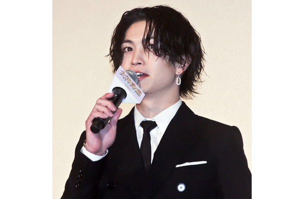 「需要しかない」綱啓永、クールなサングラス×パーカーSHOTに反響「かっこよすぎ」