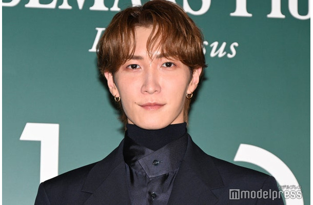 「手とか振った方がいいですか?」とスタッフに確認する渡辺翔太(C)モデルプレス