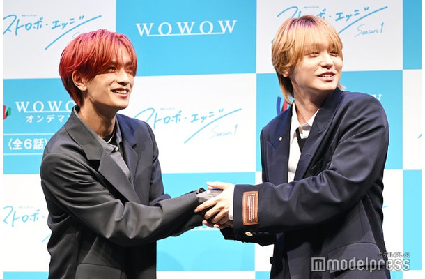 撮影初日になぜか高橋恭平の手をぎゅっと握ってしまったシーンを再現した伊野尾慧(C)モデルプレス