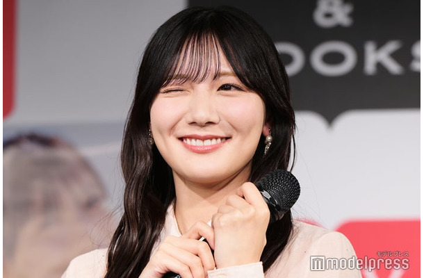 リクエストを受け、カメラに向かってウィンクを披露する河田陽菜（C）モデルプレス