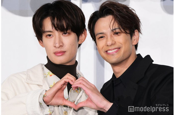 「（LOVE SONG）」 ⼤ヒット御礼舞台挨拶に出席した向井康二、森崎ウィン（C）モデルプレス