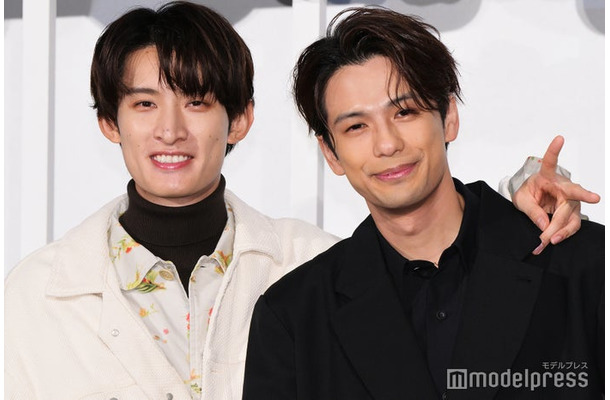 「（LOVE SONG）」 ⼤ヒット御礼舞台挨拶に出席した向井康二、森崎ウィン（C）モデルプレス