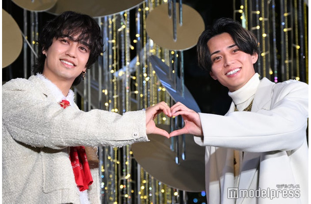 ツリー前でハートを作るKing ＆ Prince／高橋海人、永瀬廉（C）モデルプレス