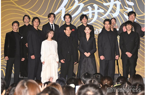 「イクサガミ」戦神祭に登壇した（後列左から）遠藤雄弥、早乙女太一、染谷将太、二宮和也、吉岡里帆、岡崎体育（前列左から）玉木宏、東出昌大、藤崎ゆみあ、岡田准一、清原果耶、伊藤英明、藤井道人監督（C）モデルプレス