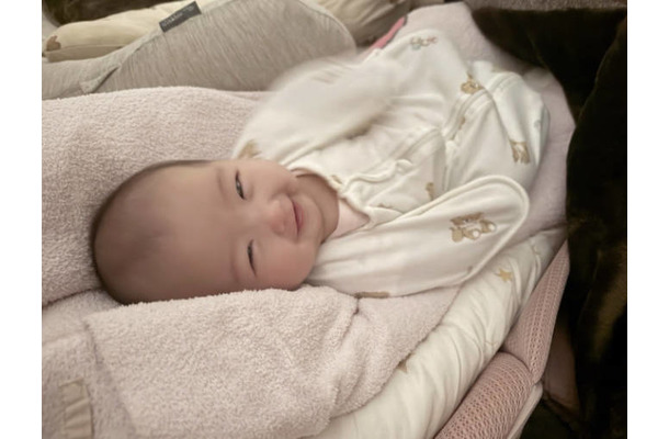 辻希美、生後3ヶ月次女のかわいらしいニッコリSHOT披露「この笑顔と 上目遣いで癒される」