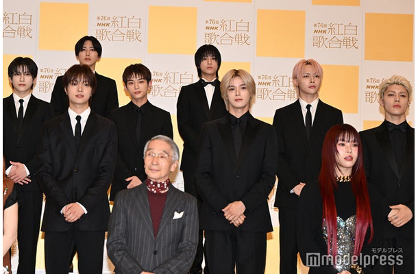 （前列）堺正章、アイナ・ジ・エンド（後列）&TEAM（C）モデルプレス