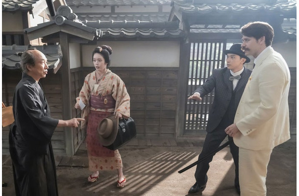 小日向文世、高石あかり、吉沢亮、トミー・バストウ「ばけばけ」第38話（C）NHK