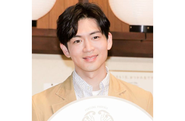 「髪切ってる!」松下洸平、コート姿のカメラ目線SHOTにファンうっとり「お肌もとーっても綺麗」