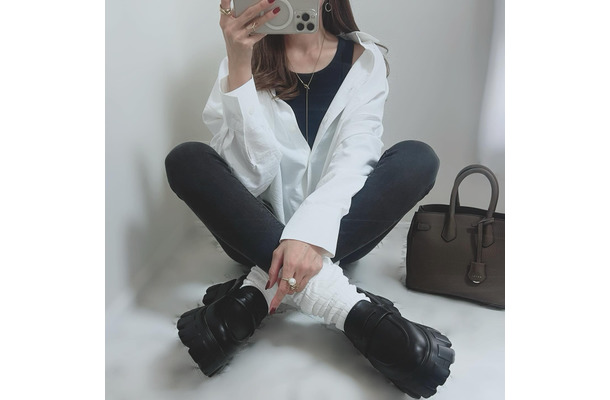 【GU】の神シャツ発見!ゆったりやわらかなドルマンスリーブシャツで作る洗練モノトーンルック【40代の毎日コーデ】