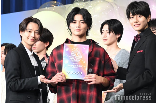 「第38回ジュノン・スーパーボーイ・コンテスト」グランプリに輝いた大野礼音さん（中央）、小池徹平（左）、佐藤倖斗（右）（C）モデルプレス