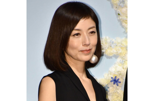 高岡早紀、“似合うものは変わる”50代からのファッション&ヘアのこだわり「綺麗めファッションが多くなった」